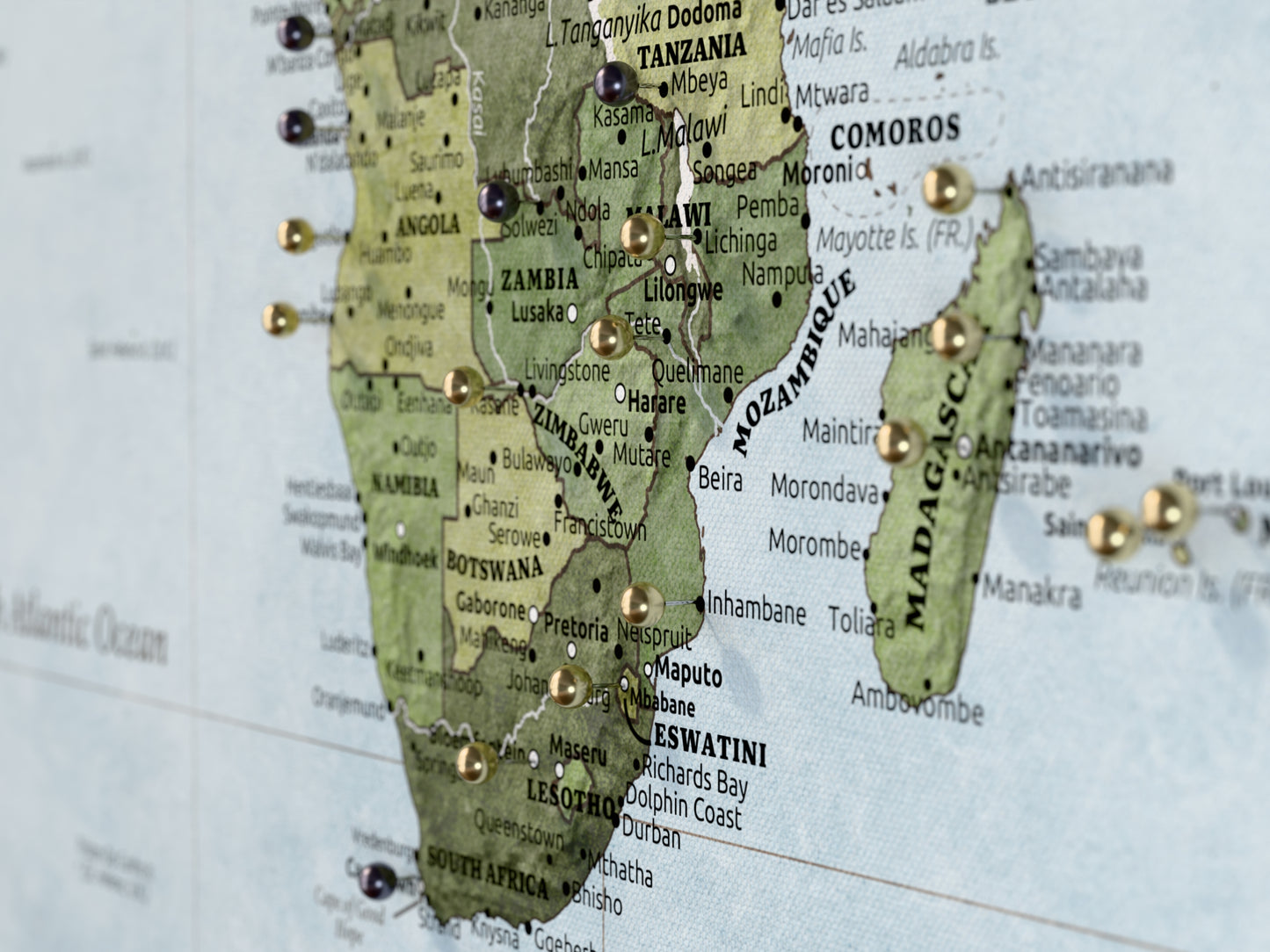 Personalizowana Mapa świata na płótnie w formie tablicy korkowej z pinezkami - Just Earth