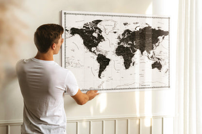 Personalizowana Mapa świata na płótnie w formie tablicy korkowej z pinezkami - Black & White