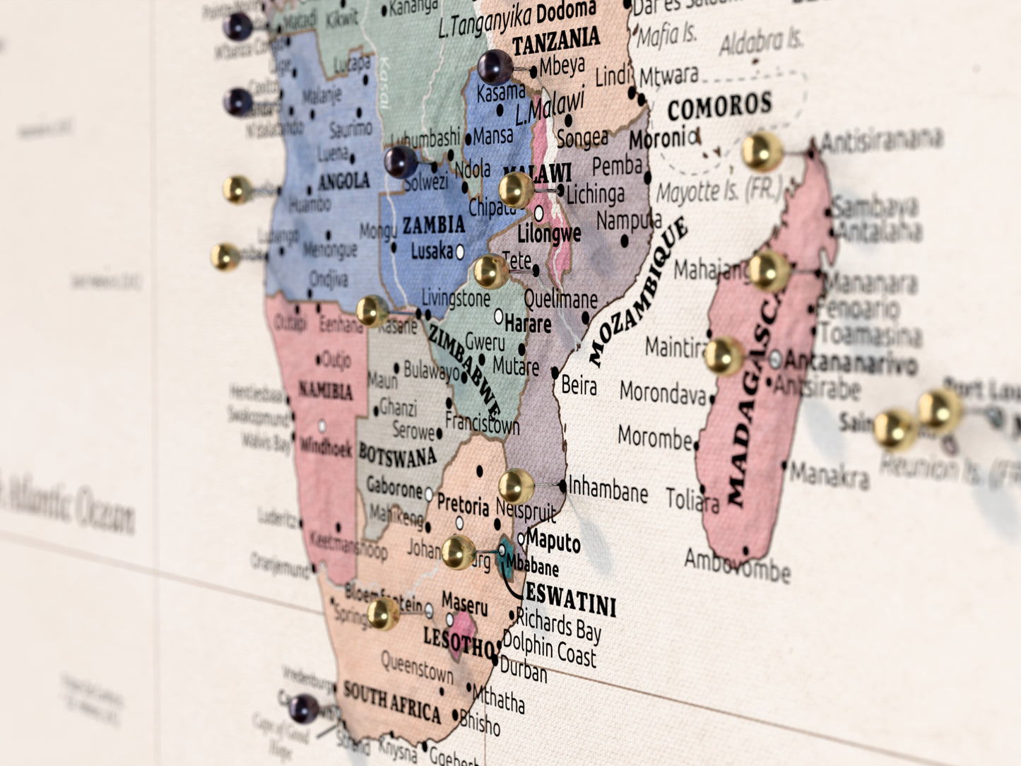 Personalizowana Mapa świata na płótnie w formie tablicy korkowej z pinezkami - Pastel Vibe