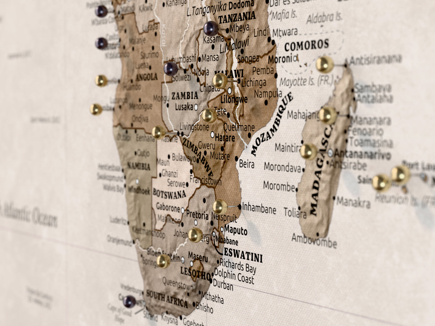 Personalizowana Mapa świata na płótnie w formie tablicy korkowej z pinezkami - Desert Tones